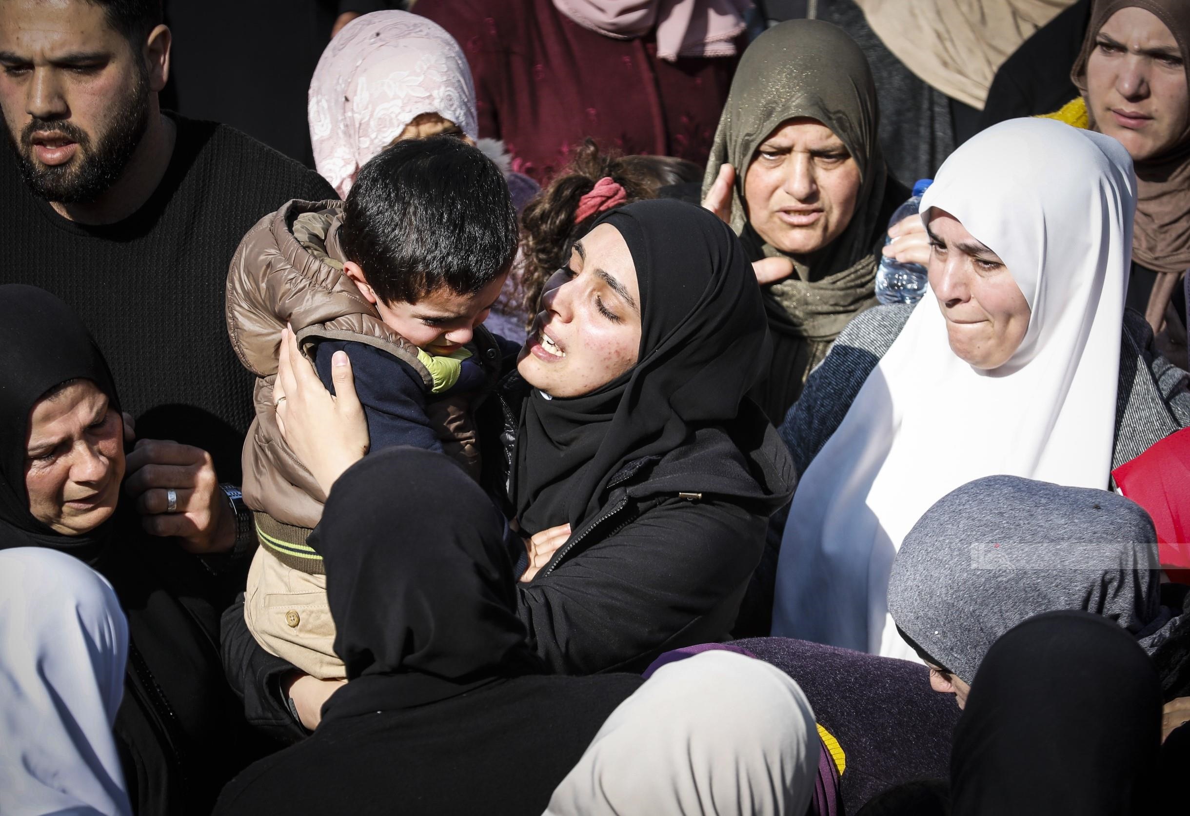 جانب من تشييع الشهيد مجاهد حامد ويظهر في الصورة نجله الطفل محمد
